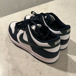 Nike women’s navy and dark green Sneakers